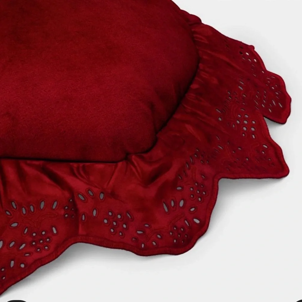 NWT Ruffled eyelid heart pillow threshold